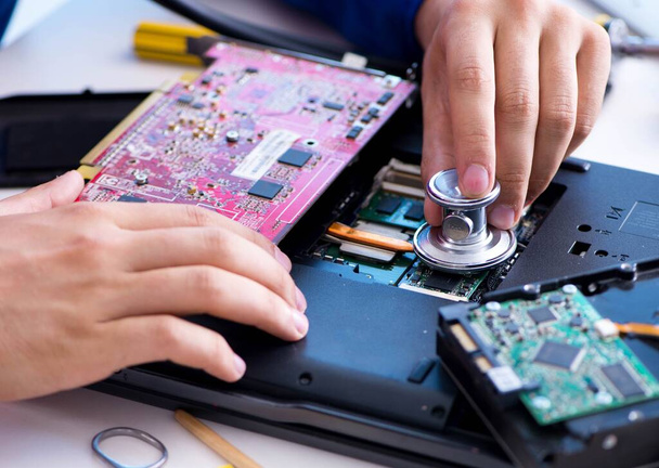 reparateur werkt in technische ondersteuning vaststelling computer laptop tr - Foto, afbeelding