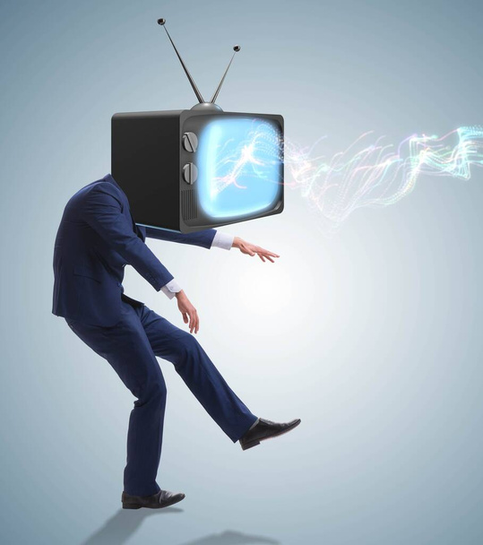 Conceito de zumbi de mídia com homem e tv em vez de cabeça - Foto, Imagem