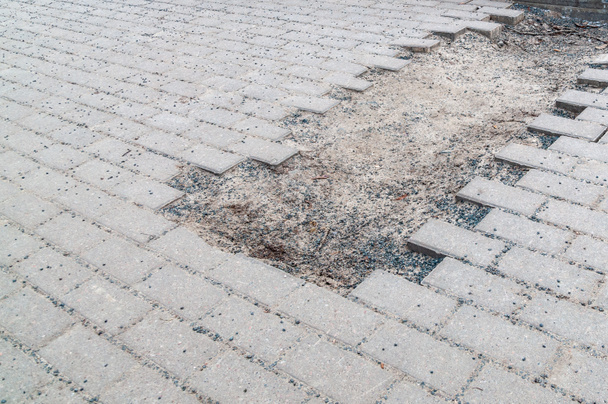 pavimento arruinado. calçadas pavimentadas com um poço. Foto de alta qualidade - Foto, Imagem