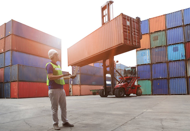 Ingeniería de trabajo y está cargando contenedores para logística de apoyo e importación de negocios de exportación - Foto, Imagen