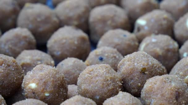 India dulce Rawa Laddu o sémola bolas dulces primer plano, también conocido como Suji ladoo. - Metraje, vídeo