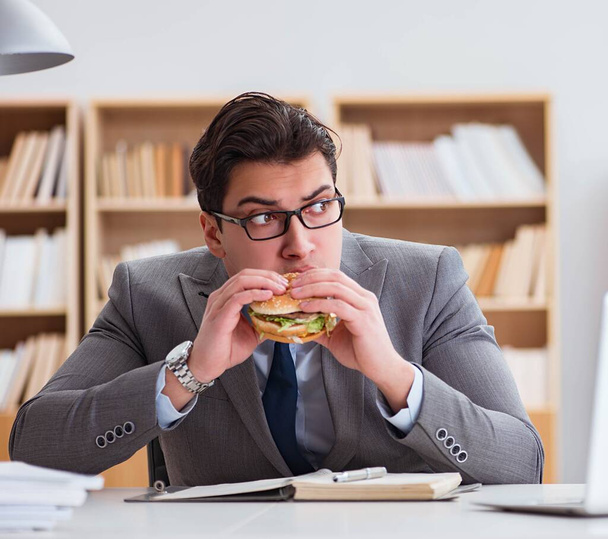 Affamato divertente uomo d'affari mangiare sandwich cibo spazzatura - Foto, immagini