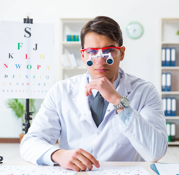 Médico ocular en concepto de cuidado ocular en el hospital - Foto, Imagen