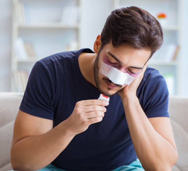 Hombre joven recuperando la curación en casa después de la cirugía plástica nariz - Foto, imagen