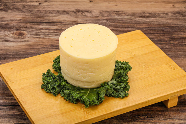 Sárga kerek tejtermék lágy sajt darab - Fotó, kép