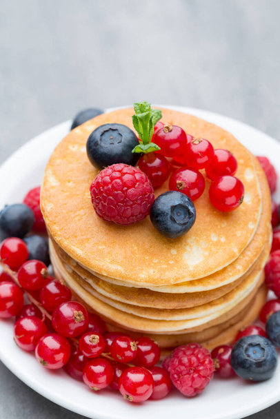Pancakes. Stack of pancakes with fresh berry. - Foto, afbeelding