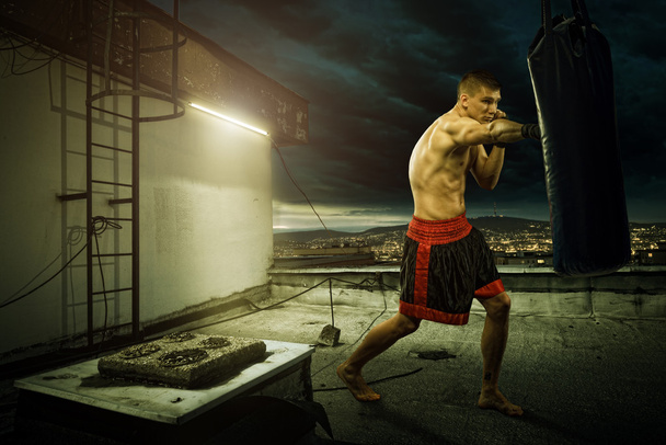 Entraînement de boxe jeune homme
 - Photo, image