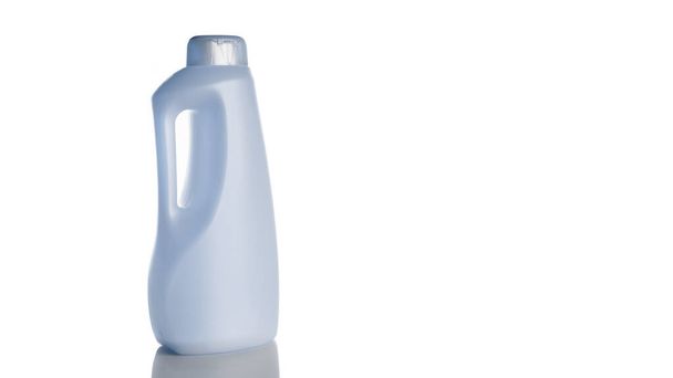 Leere Flasche für Seifenshampoo und Mineralkosmetik. Klare Kunststoffkappe für Desinfektionsgel oder Wasser isoliert auf weiß. Spray, Pumpe transparenter Hintergrund - Foto, Bild