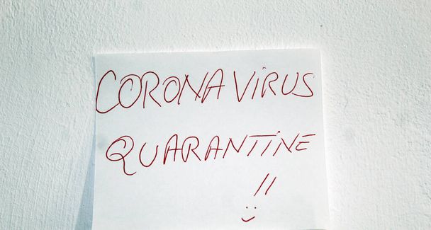 Önkarantén vörös, fehér alapon, a Coronavirus (2019-nCoV) (Sars-CoV-2) (COVID-19) miatt. corona qourintine quaranitne quarentied quarrantined quaranteen qourantine karantén qurantine - Fotó, kép