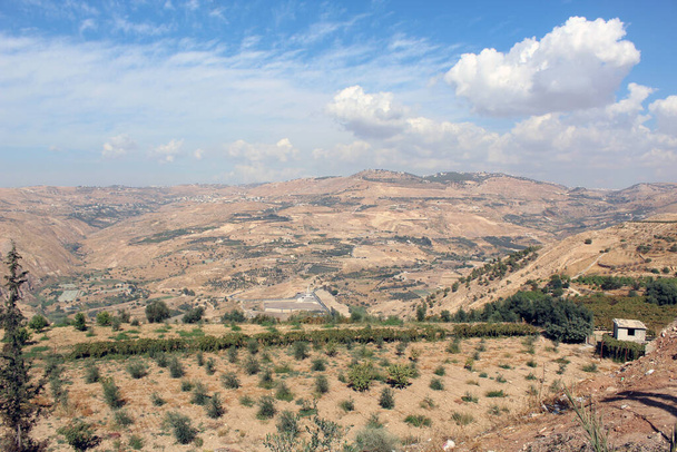 Panoramatický pohled na krajinu horského údolí v Jordánsku - Fotografie, Obrázek
