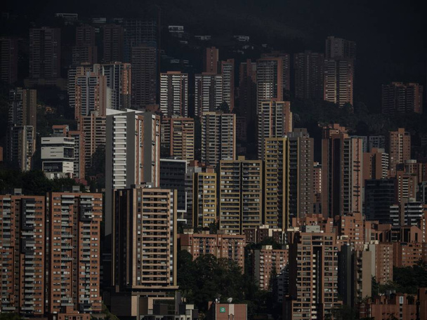 Paisaje urbano panorama de edificios de oficinas modernos de gran altura rascacielos residenciales en Medellín Antioquia Colombia - Foto, Imagen