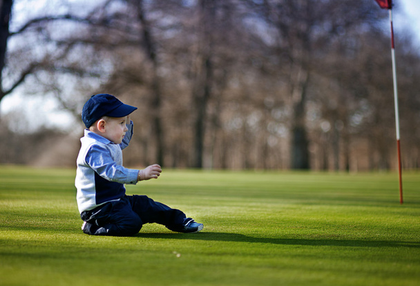 Niño en el campo de golf - Photo, Image