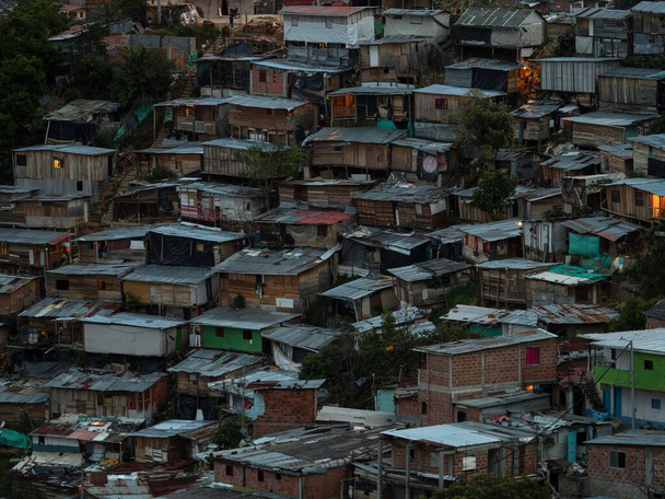 Panorama paesaggio urbano del quartiere Juan XXIII a San Javier Comuna 13 Medellin Colombia Sud America ora blu - Foto, immagini
