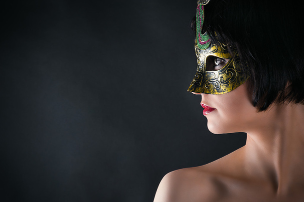 Rosto de uma mulher bonita em máscara de carnaval
 - Foto, Imagem