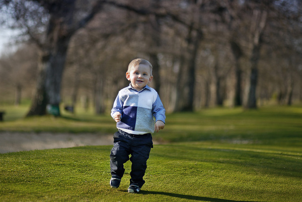 Niño en el campo de golf - Foto, Imagen