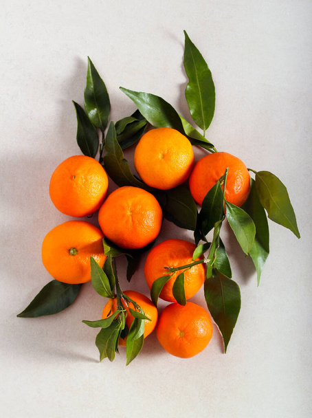 Tangerine fruits with leaves on table - Valokuva, kuva