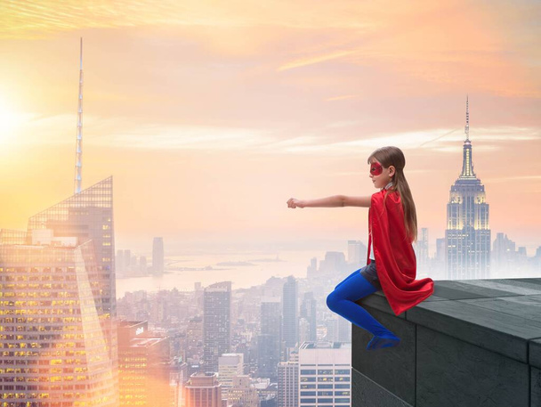 Menina em traje de super-herói com vista para a cidade - Foto, Imagem