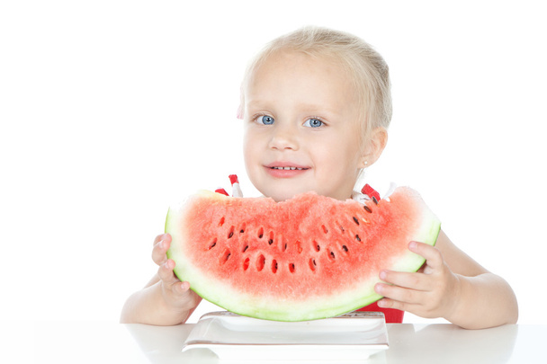 κοριτσάκι που τρώει ένα καρπούζι σε λευκό - Φωτογραφία, εικόνα