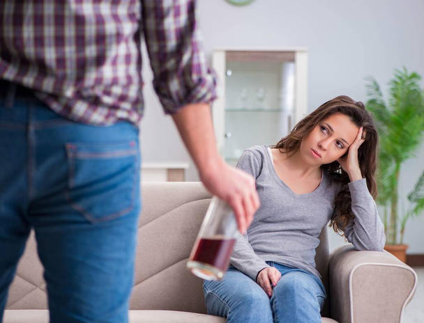 Η έννοια της ενδοοικογενειακής βίας σε μια οικογενειακή διαφωνία με μεθυσμένο alcoho - Φωτογραφία, εικόνα