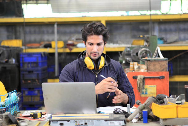 Ingénieur d'usine utiliser le contact de téléphone mobile à l'équipe pour le contrôle dans l'usine de l'industrie - Photo, image
