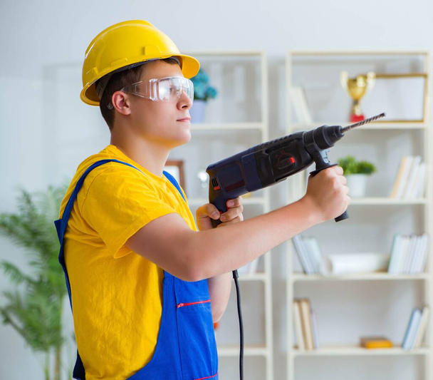 Young repairman with power drill - Foto, Imagem