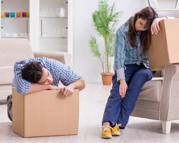 Familia joven mudarse a un nuevo apartamento después de pagar la hipoteca - Foto, Imagen