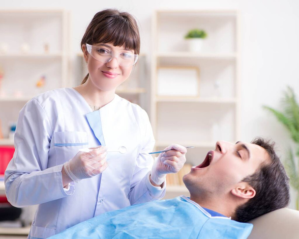 Odontólogo visitante del paciente para chequeo y llenado regulares - Foto, imagen
