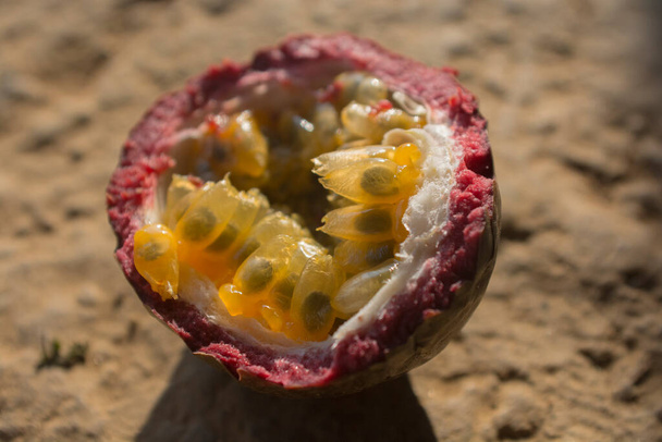 Primer plano de una fruta de la pasión a la mitad (Passiflora edulis) a la luz del sol natural - Foto, Imagen