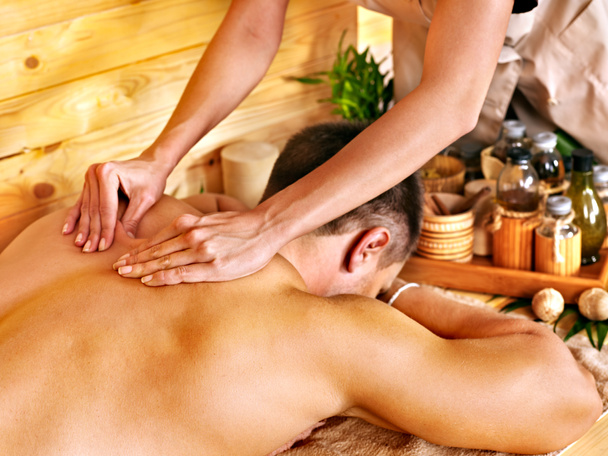 Жінка отримує бамбуковий масаж
. - Фото, зображення