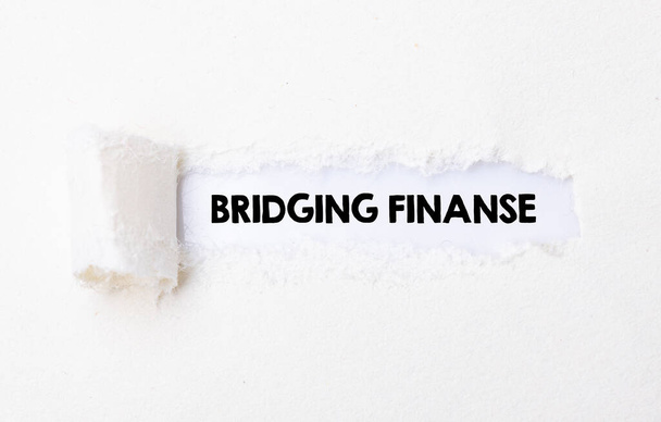 Bridging Finans 'ın bir kağıt parçasına yazdığı kelimeler. İş kavramı. - Fotoğraf, Görsel