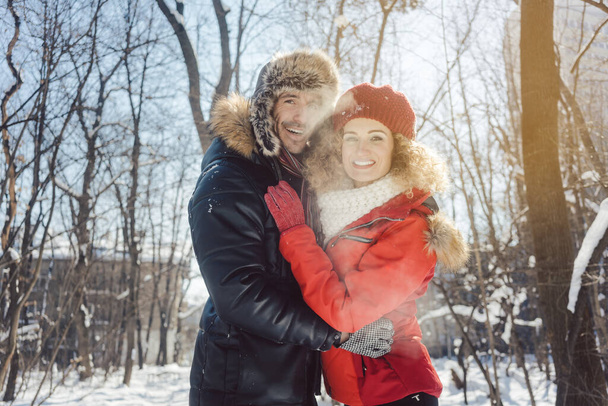 Жінка і чоловік обнімаються взимку
 - Фото, зображення