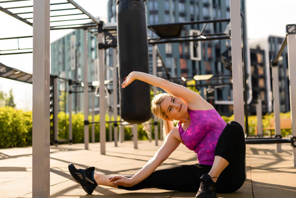 femme de remise en forme faisant des situations en plein air gymnase woking sur la musculation - Photo, image