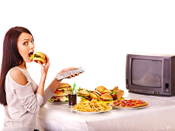 hızlı yemek yeme ve tv izlerken kadın. - Fotoğraf, Görsel
