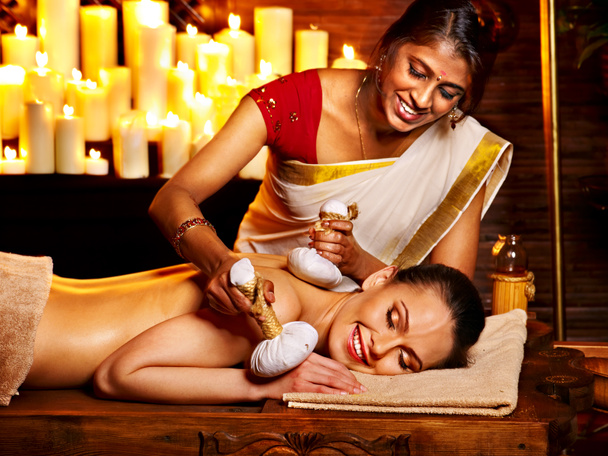Femme ayant massage avec poche de riz
. - Photo, image