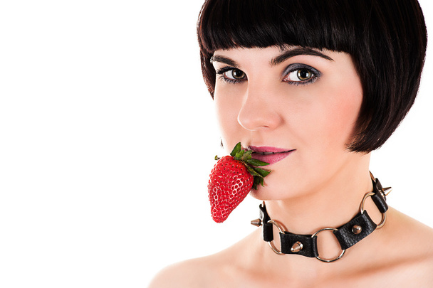 Frau isst Erdbeere - Foto, Bild