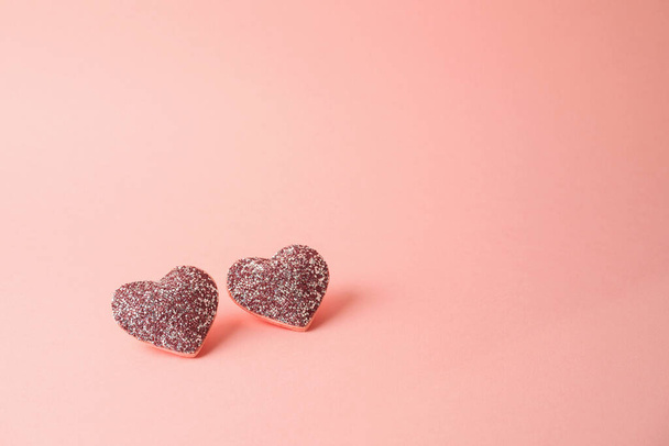 Valentýn minimální koncept s třpytivými tvary srdce přes růžové pozadí - Fotografie, Obrázek