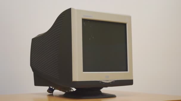 Oude retro CRT monitor computer die kapot of niet gebruikt of verouderd is. Elektronisch afval is schadelijk voor het milieu. Rotatie - Video