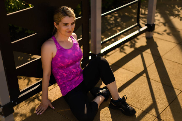 Fitness sport nő divat sportruházat csinál jóga fitness gyakorlat az utcán, szabadtéri sportok, városi stílus - Fotó, kép