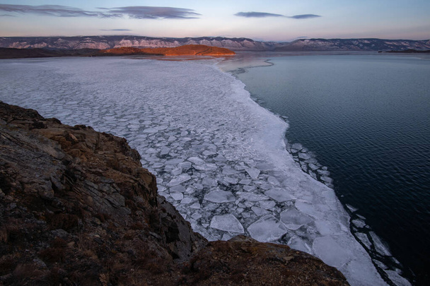 Granica zamarzniętego lodu i wody nad jeziorem Bajkał - Zdjęcie, obraz