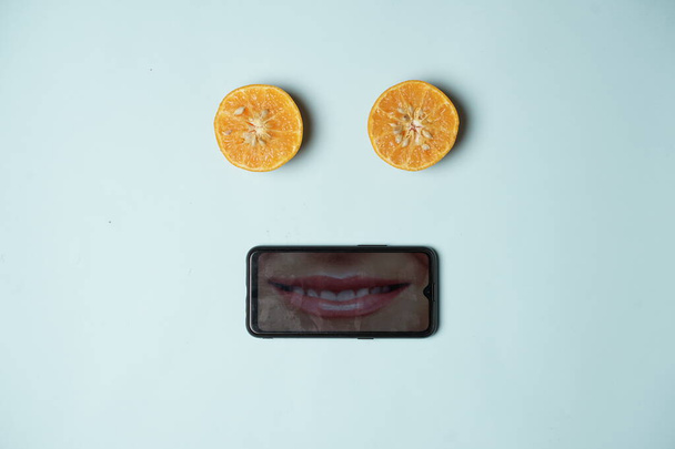 新鮮なオレンジ。サイドビューから。新鮮なオレンジを配置するという概念は、一般的に設計テンプレートやモックアップに使用される明るい背景と組み合わせています。オレンジスライスの美しい形. - 写真・画像