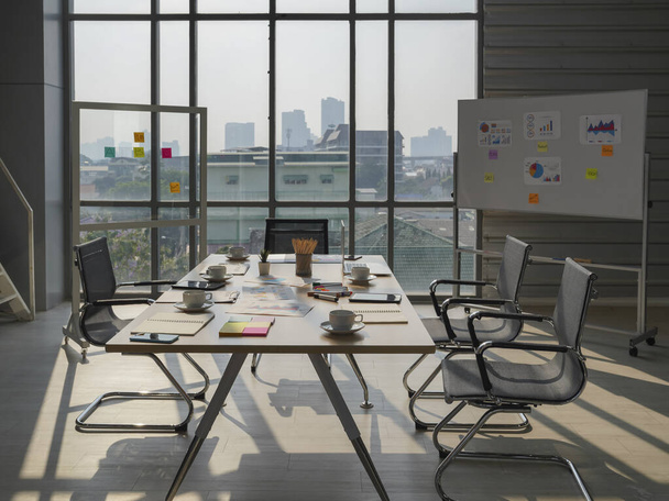 会議テーブルと椅子、窓と街の景色を望むモダンなオフィスの会議室 - 写真・画像