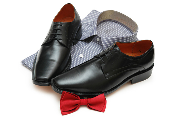 Coppia di scarpe nere, camicia nuova e papillon isolati su bianco
 - Foto, immagini