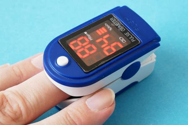oxímetro de pulso para a ponta do dedo monitoramento simultâneo do fluxo sanguíneo e oxigênio transcutâneo na mesa, close-up - Foto, Imagem