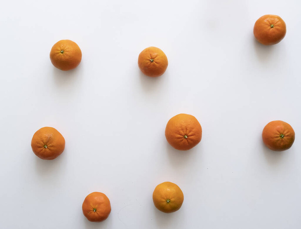 Mandarini o clementine con foglia verde su fondo bianco - Foto, immagini