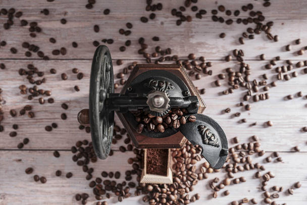 コーヒー豆とヴィンテージ手動コーヒーグラインダー  - 写真・画像