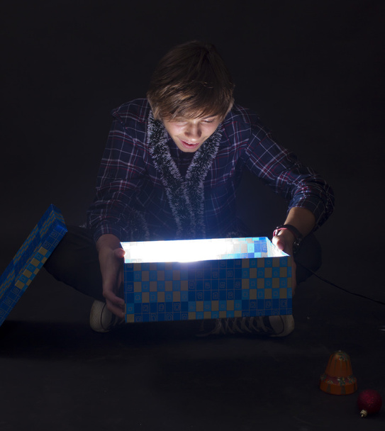 jongen met doos van de gift - Foto, afbeelding