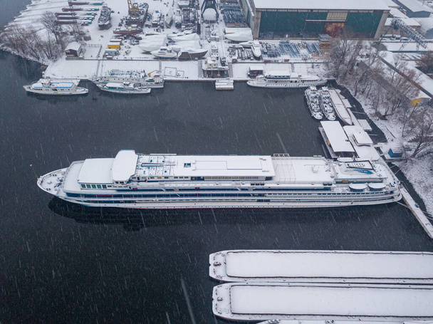 Barcaças cobertas de neve no porto industrial. Dia nevado, nevasca. Vista aérea de drones. - Foto, Imagem