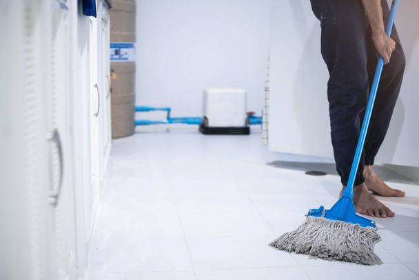 Asiatique homme inspection nettoyage personnel dans la cuisine, salle de bains fond flou Métaphore pour le nettoyage Débarrassez-vous des germes Dans la salle de bain, bureau à domicile.. - Photo, image