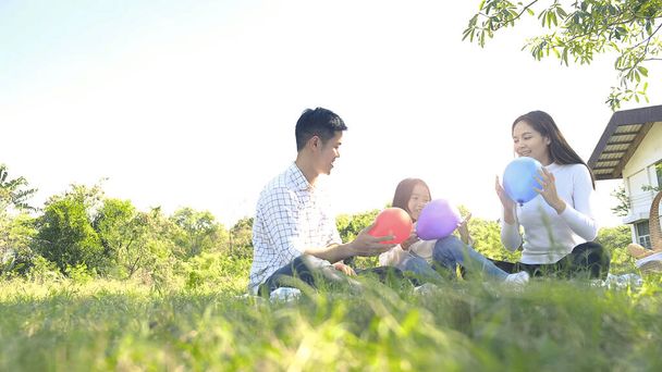 Asiático retrato familia viaje padre madre e hija disfrutar de relajación jugando globos con familia a estilo de vida libertad familia vacaciones caucásico asiático.un día viaje nuevo normol Coronavirus covid 1 - Foto, imagen