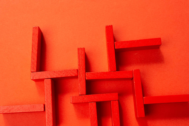 Il concetto di strategia aziendale, analisi, ricerca di soluzioni. Labirinto di blocchi di legno colorati. - Foto, immagini